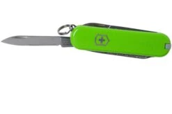 Victorinox Classic SD Colors, Smashed Avocado 0.6223.43G Couteau Suisse -Vic Boutique VT0 6223 43G 03 victorinox
